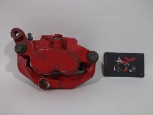 PINZA DE FRENO DELANTERA IZQUIERDA ROJA + SOPORTE YAMAHA TMAX 2001/03